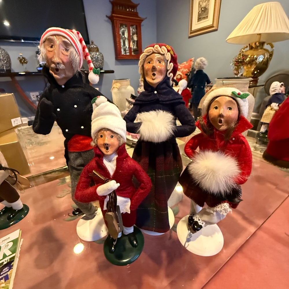Festive Byers Choice Caroler Ice Skating Figurine Set of 4- “1993-1994 $119